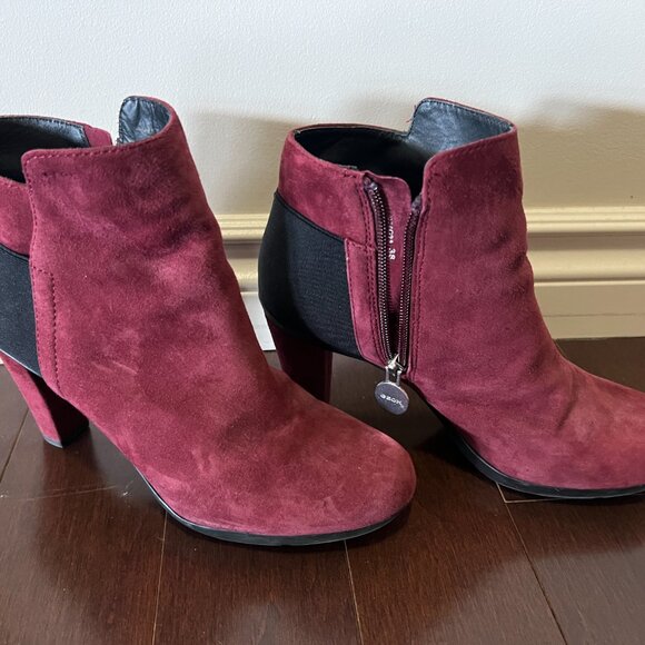 Beautiful burgundy coloured suede leather bootie with black synthetic back and i - Picture 2 of 3